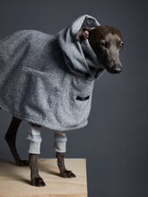 Cargar imagen en el visor de la galería, Capa Gris Cuello Tortuga con Capucha y Forro Peludo DOWNEY Galgo Italiano / Whippet
