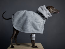 Cargar imagen en el visor de la galería, Capa Gris Cuello Tortuga con Capucha y Forro Peludo DOWNEY Galgo Italiano / Whippet
