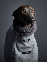 Cargar imagen en el visor de la galería, Capa Gris Cuello Tortuga con Capucha y Forro Peludo DOWNEY Galgo Italiano / Whippet
