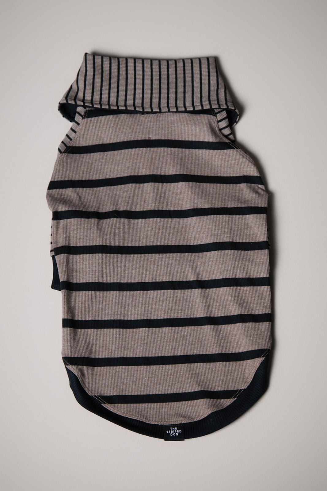 Sueter de Rayas Taupe y Negro LINE para Perro Salchicha