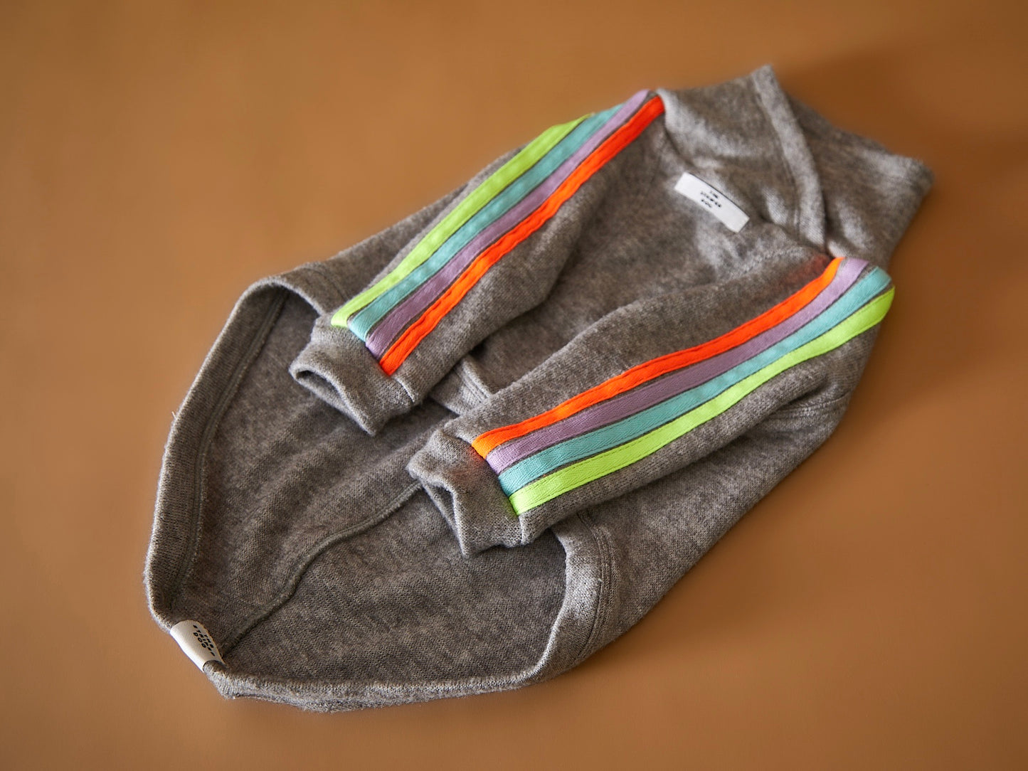 Sueter gris con detalles neon para perros