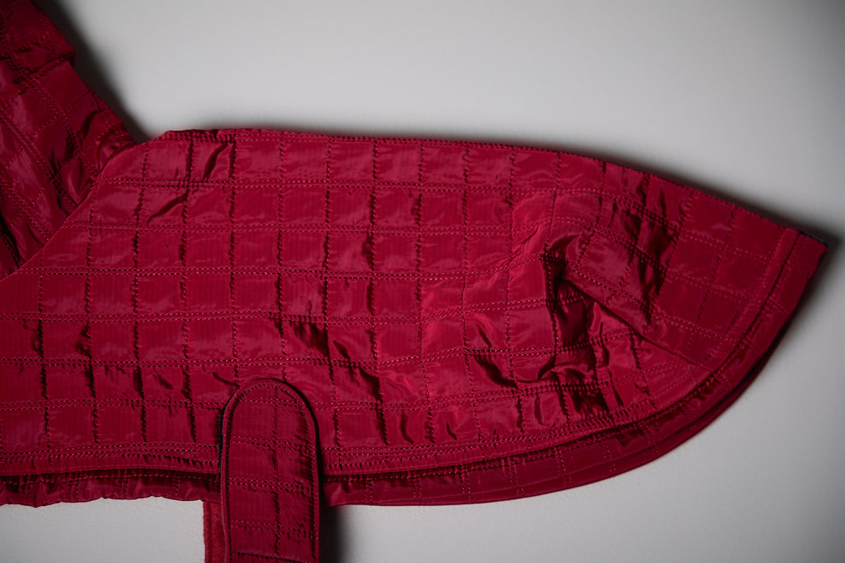 Chaqueta Acolchada Cuello Tortuga Vinotinto VELA para Perro Salchicha