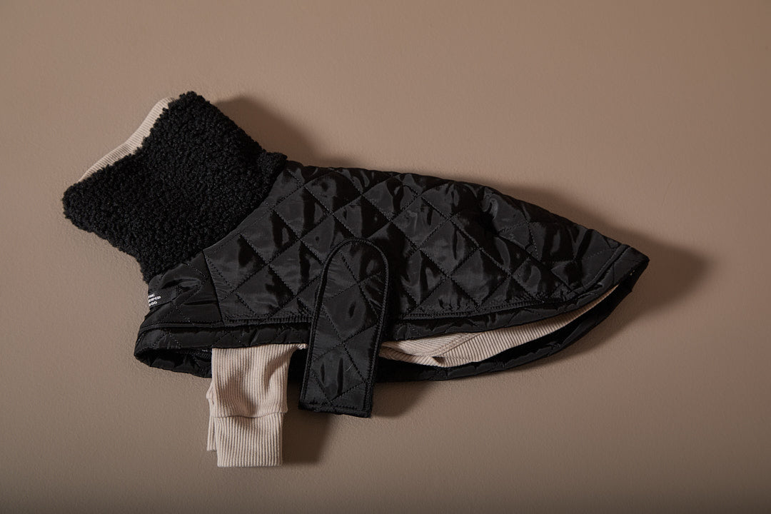 Capa Negra Cuello Tortuga HIRO