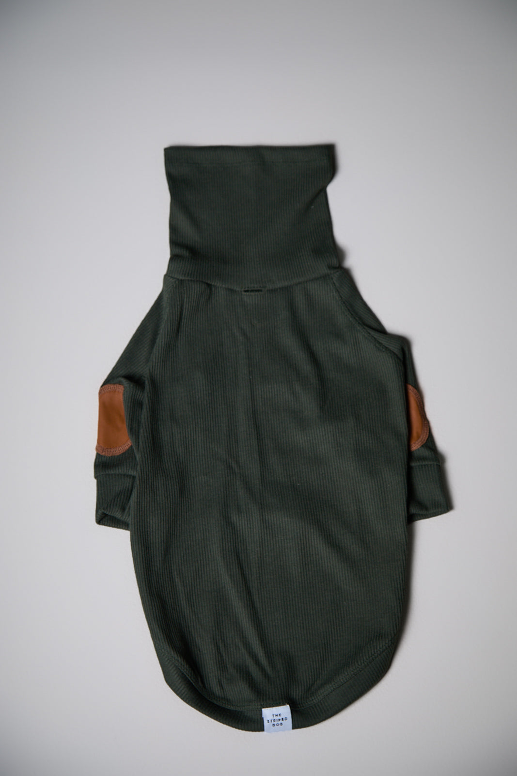 Sueter de Rib Cuello Tortuga Verde Oliva y Parches MIST para Perro Standard