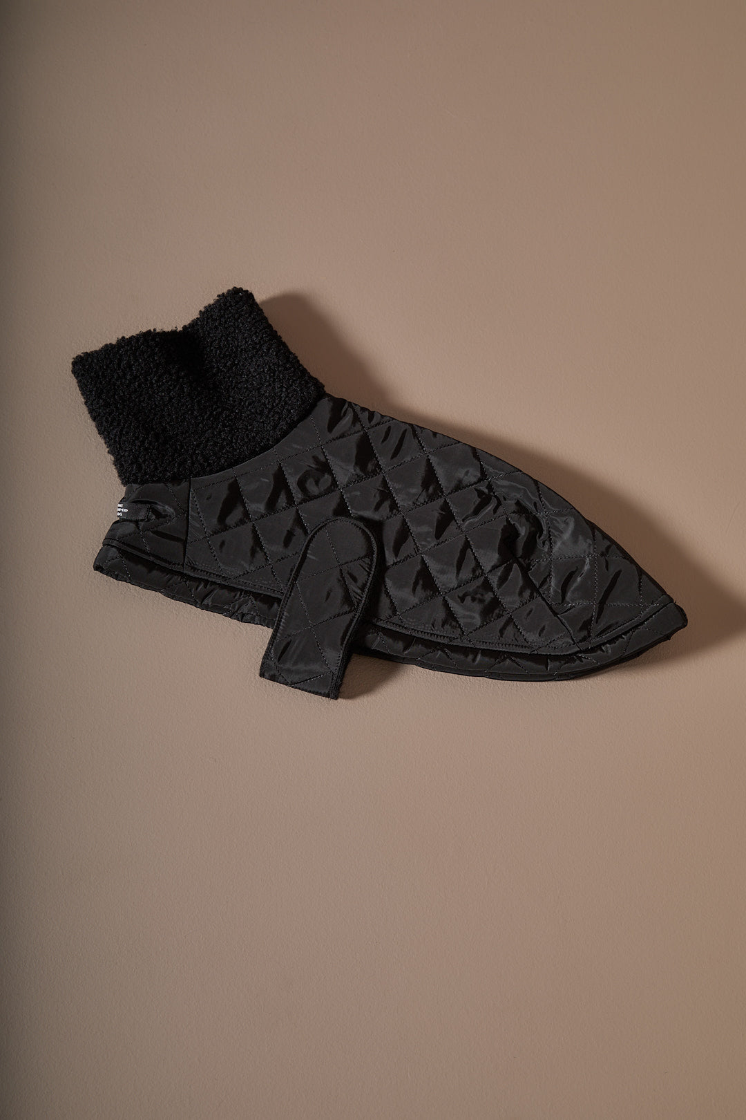 Capa Negra Cuello Tortuga Salchicha HIRO