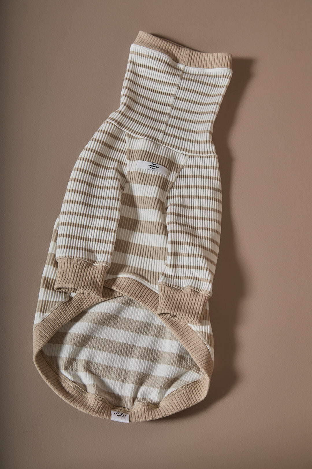 Sueter Rayas Arena y Crema Cuello Tortuga REED